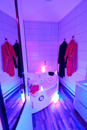Exterior view of Luxe Sauna Privatif et Grand bain a deux a Biscarosse Plage pour Nuit Romantique avec decoration LED