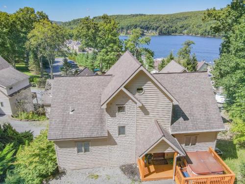 5 mins to Wisp Super Cute Renovated Home w Lake Views Hot tub in Oakland, Vereinigte Staaten von Amerika