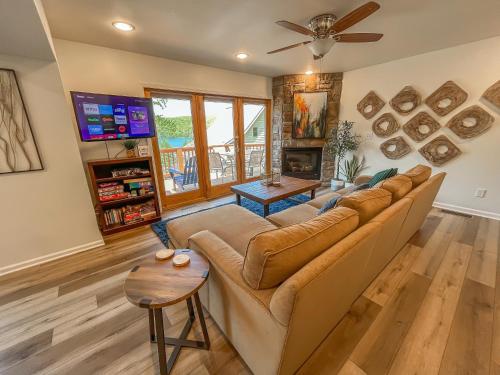 5 mins to Wisp Super Cute Renovated Home w Lake Views Hot tub in Oakland, USA