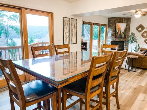 5 mins to Wisp Super Cute Renovated Home w Lake Views Hot tub in Oakland, USA