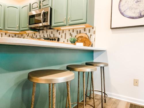 5 mins to Wisp Super Cute Renovated Home w Lake Views Hot tub in Oakland, USA