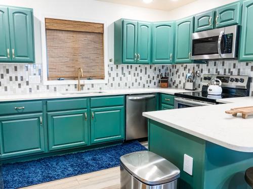 5 mins to Wisp Super Cute Renovated Home w Lake Views Hot tub in Oakland, USA