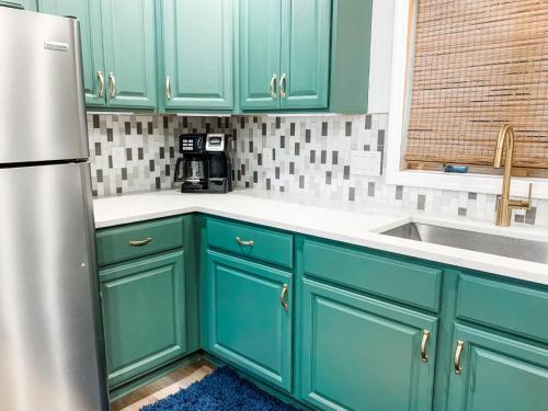 5 mins to Wisp Super Cute Renovated Home w Lake Views Hot tub in Oakland, USA