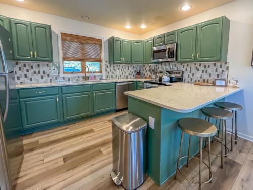5 mins to Wisp Super Cute Renovated Home w Lake Views Hot tub in Oakland, USA