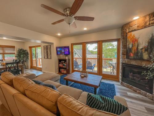 5 mins to Wisp Super Cute Renovated Home w Lake Views Hot tub in Oakland, USA