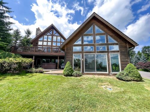 WOW Ski In Ski Out Home with Heated Indoor Salt Pool in McHenry, Vereinigte Staaten von Amerika