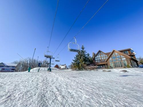WOW Ski In Ski Out Home with Heated Indoor Salt Pool in McHenry, USA