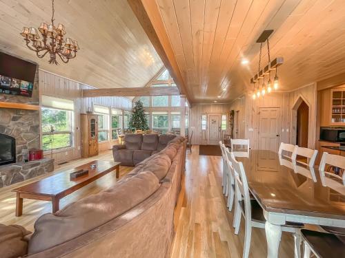 WOW Ski In Ski Out Home with Heated Indoor Salt Pool in McHenry, USA