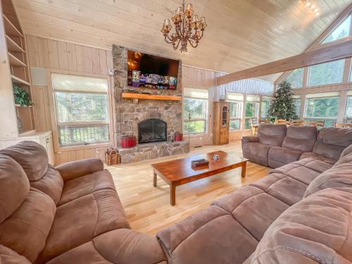 WOW Ski In Ski Out Home with Heated Indoor Salt Pool in McHenry, USA