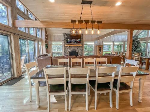 WOW Ski In Ski Out Home with Heated Indoor Salt Pool in McHenry, USA