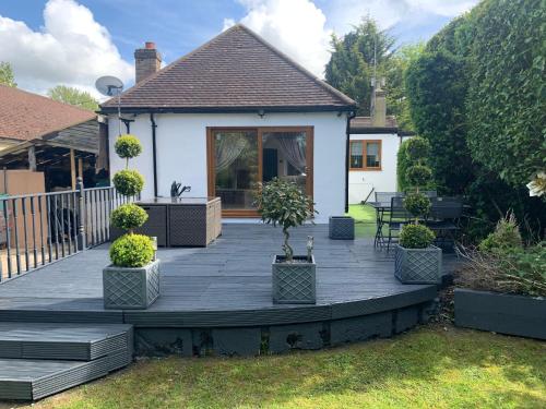 Beautiful Little Bungalow, Indoor Fireplace, & Bar in แบรนด์ แฮทช์