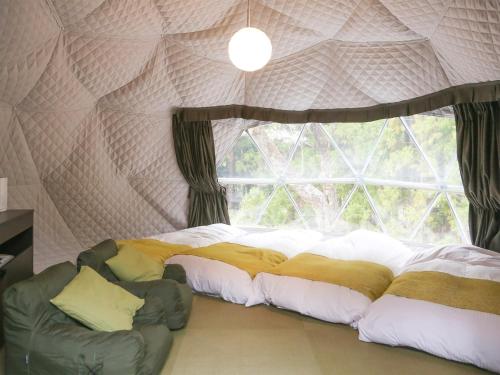 4 twin beds
