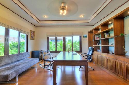 Spacious villa with private garden by CapitalPro photo 4