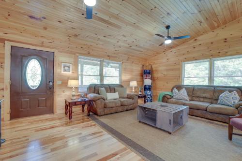 Brysons Hidden Valley Ranch - Quiet NC Cabin! in Bryson City, USA