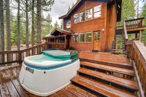 Truckee Cabin Getaway with Private Hot Tub!