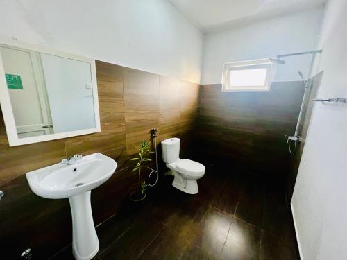 King Room with Lake View image 2