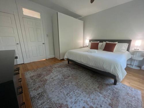 3-Bedroom House with Cute Patio Explore DC on Foot in Washington, USA