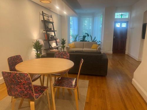 3-Bedroom House with Cute Patio Explore DC on Foot in Washington, USA