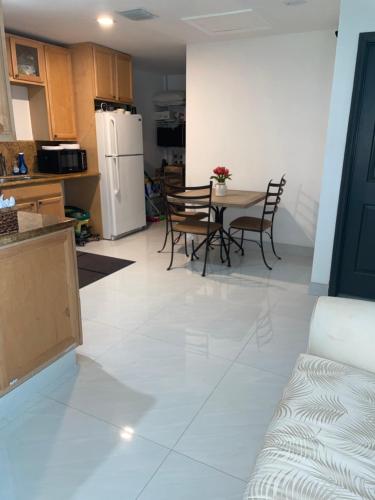 bedroom with sharing bathroom in โบคา เรตัน ซิตี้เซ็นเตอร์