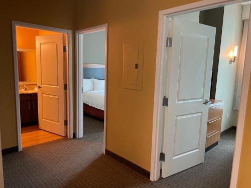 TownePlace Suites Orlando at FLAMINGO CROSSINGS® Town Center/Western Entrance