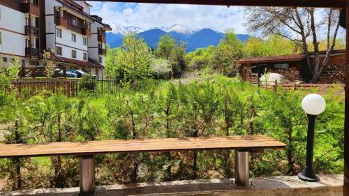 Cozy & stylish flat with amazing view near ski road, 5min to Gondola & Bar Street, Bansko (fotografie 7)