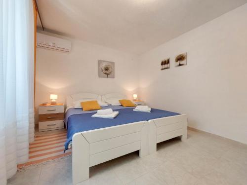 One-Bedroom Apartment image 7