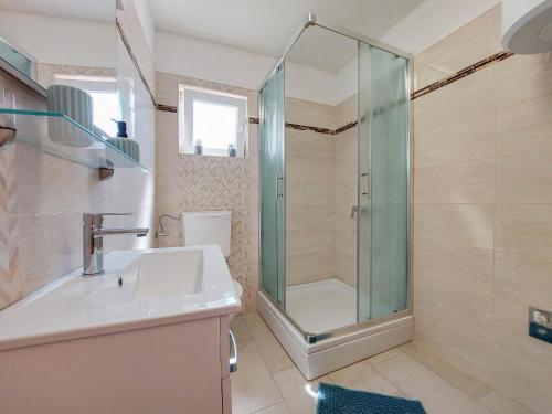One-Bedroom Apartment image 3