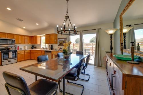Updated Abode 22 Mi to Joshua Tree National Park! in Morongo Valley, USA
