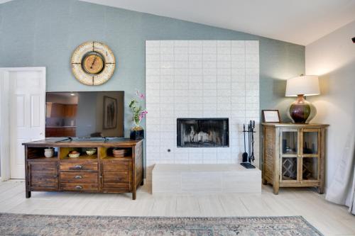 Updated Abode 22 Mi to Joshua Tree National Park! in Morongo Valley, USA