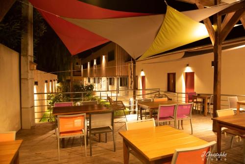 ทัศนียภาพภายนอกโรงแรม, Logis - Hotel & Restaurant La Corne d 'Abondance in บูร์ฌเทอรูลด์-แอ็งเฟรอวิล