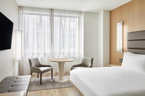 King Room with Adapted Tub - Mobility Accessible