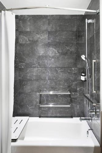 King Room with Adapted Tub - Mobility and Hearing Accessible
