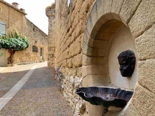 House in idyllic village between vineyards and sea