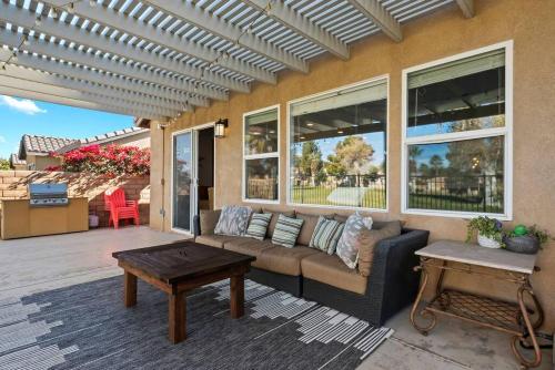 Walk to Festival Sleeps 8 on golf course - Casa Lozano in Indio, USA