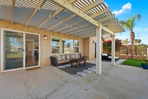 Walk to Festival Sleeps 8 on golf course - Casa Lozano in Indio, USA