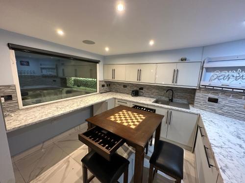Kitchen, Mara Boutique Apartaments in West Bromwich