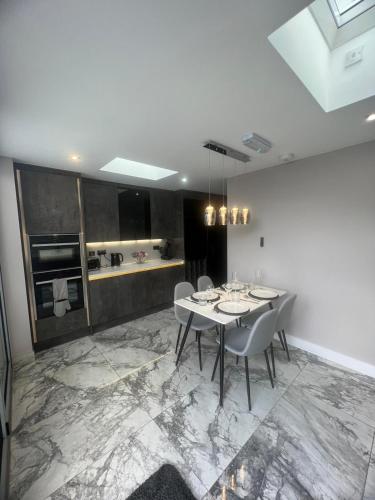Kitchen, Mara Boutique Apartaments in West Bromwich