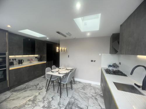 Kitchen, Mara Boutique Apartaments in West Bromwich