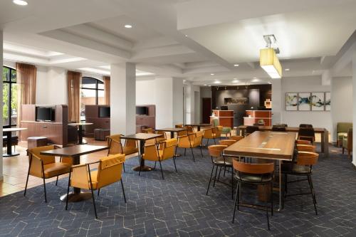 Courtyard by Marriott Louisville Airport