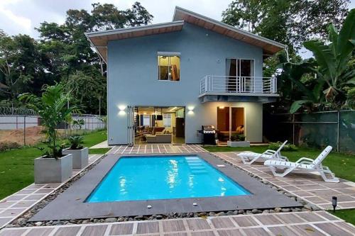 Caribbean Blue House - Modern style 100 WiFi