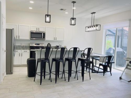 Luxury 4Bd Home Near Disney withPool 1653 PR home in Davenport, USA