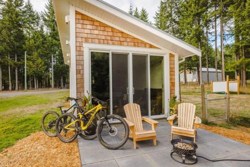 Tiny house & Sauna on Lakefront Farm Oasis