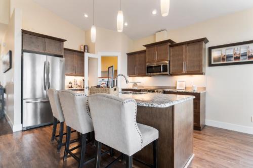 3 bed, 2 bath upper suite overlooking the city in Vernon, Canada