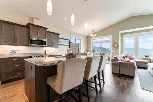 3 bed, 2 bath upper suite overlooking the city in Vernon, Canada