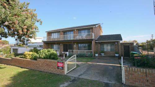 The Gull Ocean views family home Bermagui