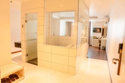 Deluxe Double Room image 2