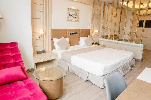 Palace Suite City River View room in Holiday One Hotel