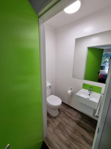 Room 14 - Budget Queen - Own Toilet and Vanity