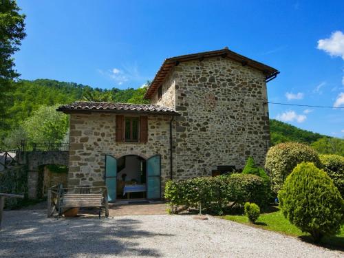 Holiday house overlooking lake near Tuscany