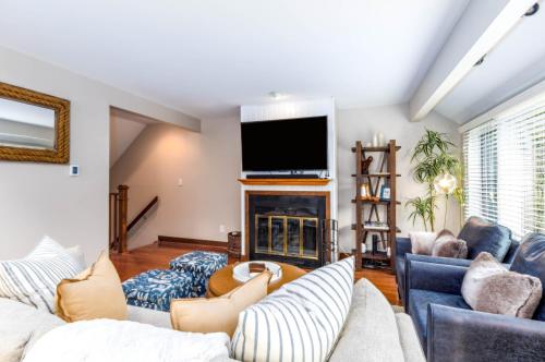 King Beds, Pool Access, Galena Territory Amenities, Fireplace, Great Location in Galena Territory on Lake Galena Near Resort in Galena, USA
